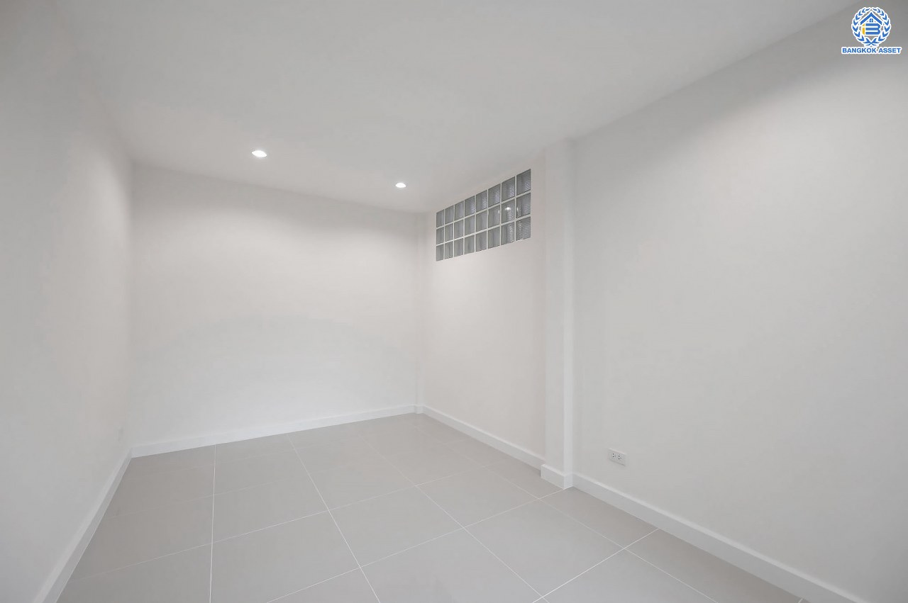 บ้านมือสองตกแต่งใหม่ โครงการ มณียา2 รัตนาธิเบศร์-ท่าอิฐ แบรนด์ Property Perfect หลังใหญ่ เนื้อที่ 50 ตร.ว. ฟังก์ชันครบ 3 ห้องนอน 2 ห้องน้ำ 1 ห้องอเนกประสงค์ 1 ที่จอดรถ บนทำเลเชื่อมต่อถนนรัตนาธิเบศร์ และถนนราชพฤกษ์ ใจกลาง 2 เซ็นทรัลฯ ใกล้รถไฟฟ้าสายสีม่วง "สถานีบางรักน้อยท่าอิฐ" และทางด่วน "งามวงศ์วาน"